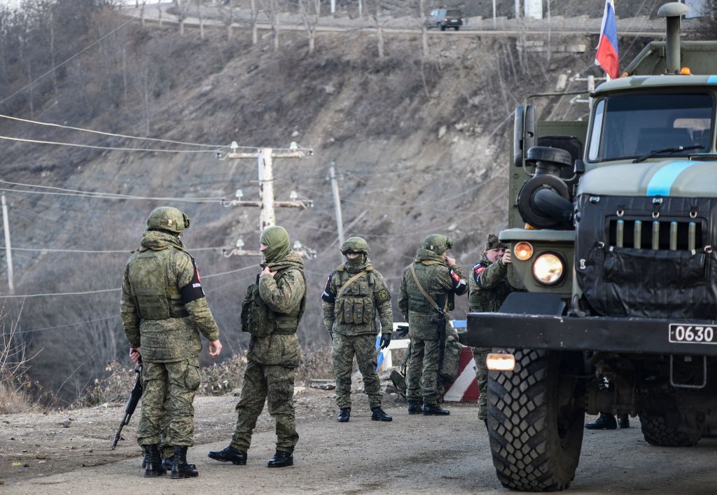 Російські військові в коридорі Лачин — єдиному сухопутному зв’язку Нагірного Карабаху з Вірменією, 26 грудня 2022 року.