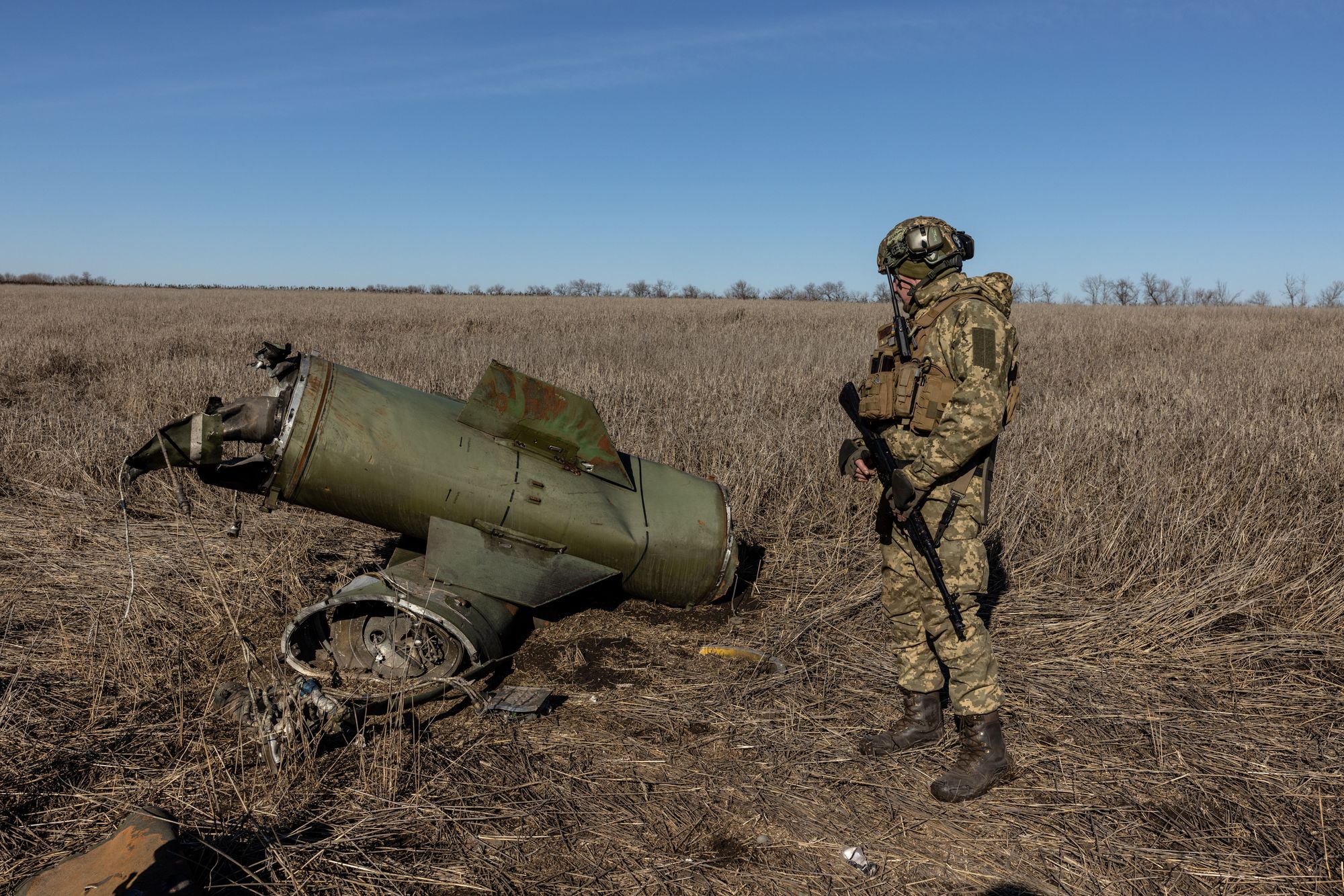 Український військовий стоїть біля уламків ракети С-300 в Часовому Яру, Донецька область, Україна, 6 березня 2023 року.