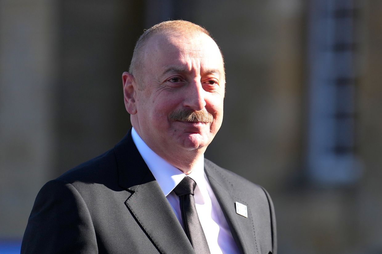 Президент Азербайджану Ільхам Алієв спілкується з пресою на саміті Європейської політичної спільноти в Вудстоку, Англія, 18 липня 2024 року.