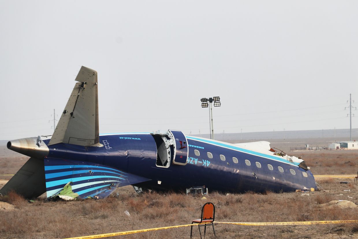 Збір доказів на місці катастрофи пасажирського літака Azerbaijan Airlines (AZAL) поблизу Актау, Казахстан, 27 грудня 2024 року.