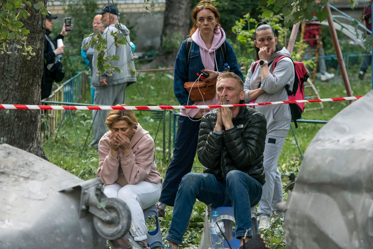 Родичі зниклих під завалами біля житлового будинку, ураженого російською балістичною ракетою під час масштабної нічної атаки на Київ, Україна, 17 червня 2025.