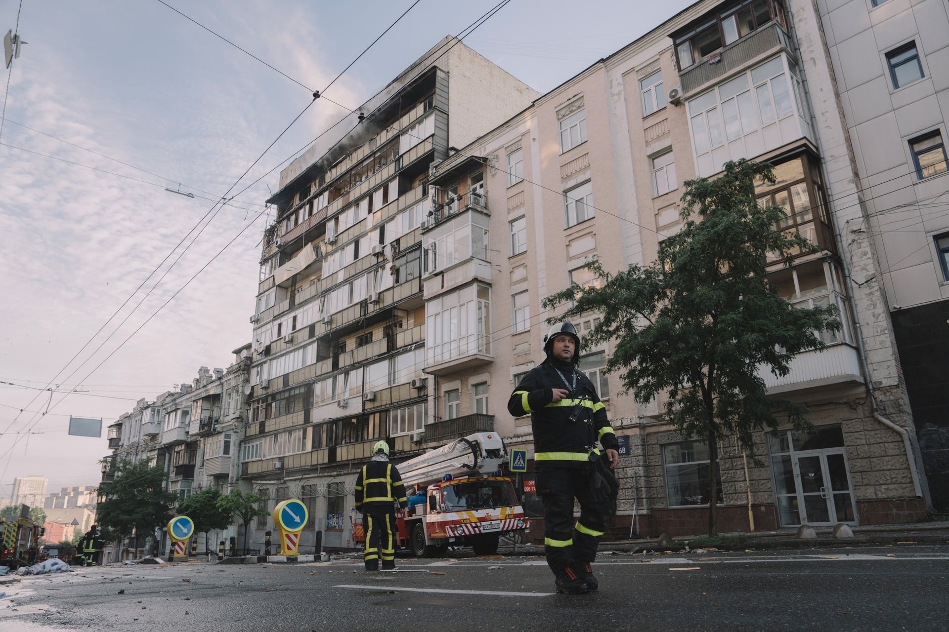 Рятувальники на місці російського авіаудару по житловому будинку в Києві, Україна, 10 липня 2025 року