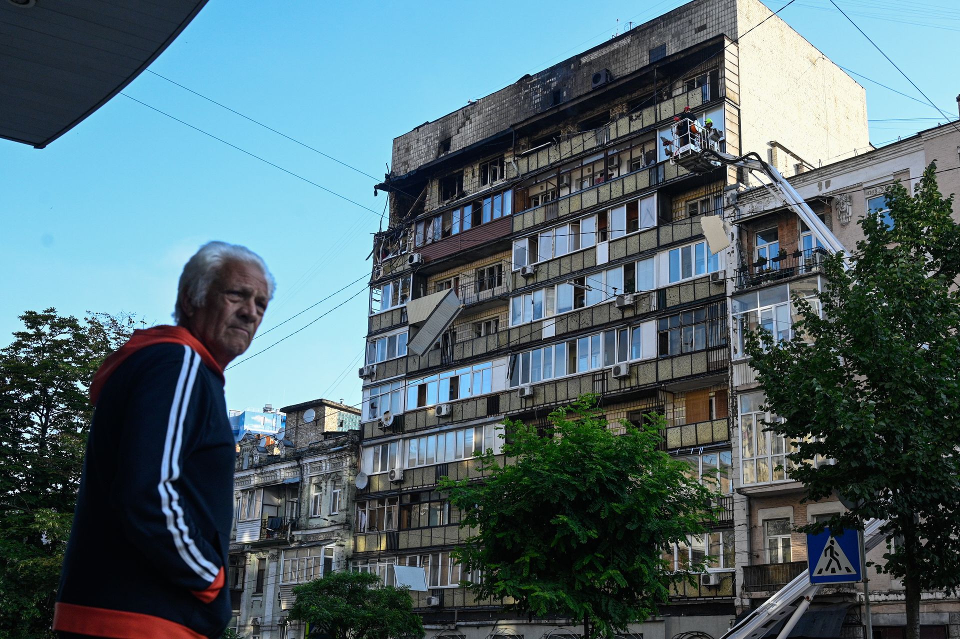 Місцевий житель реагує на місці російської атаки, що пошкодила житловий будинок у Києві, Україна, 10 липня 2025 року