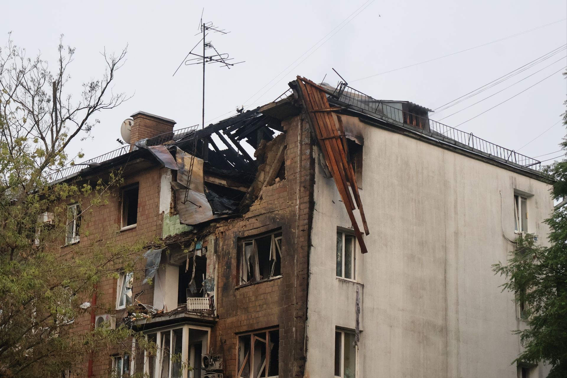 Пошкоджений житловий будинок після атаки російських дронів і ракет у Києві 10 липня 2025 року
