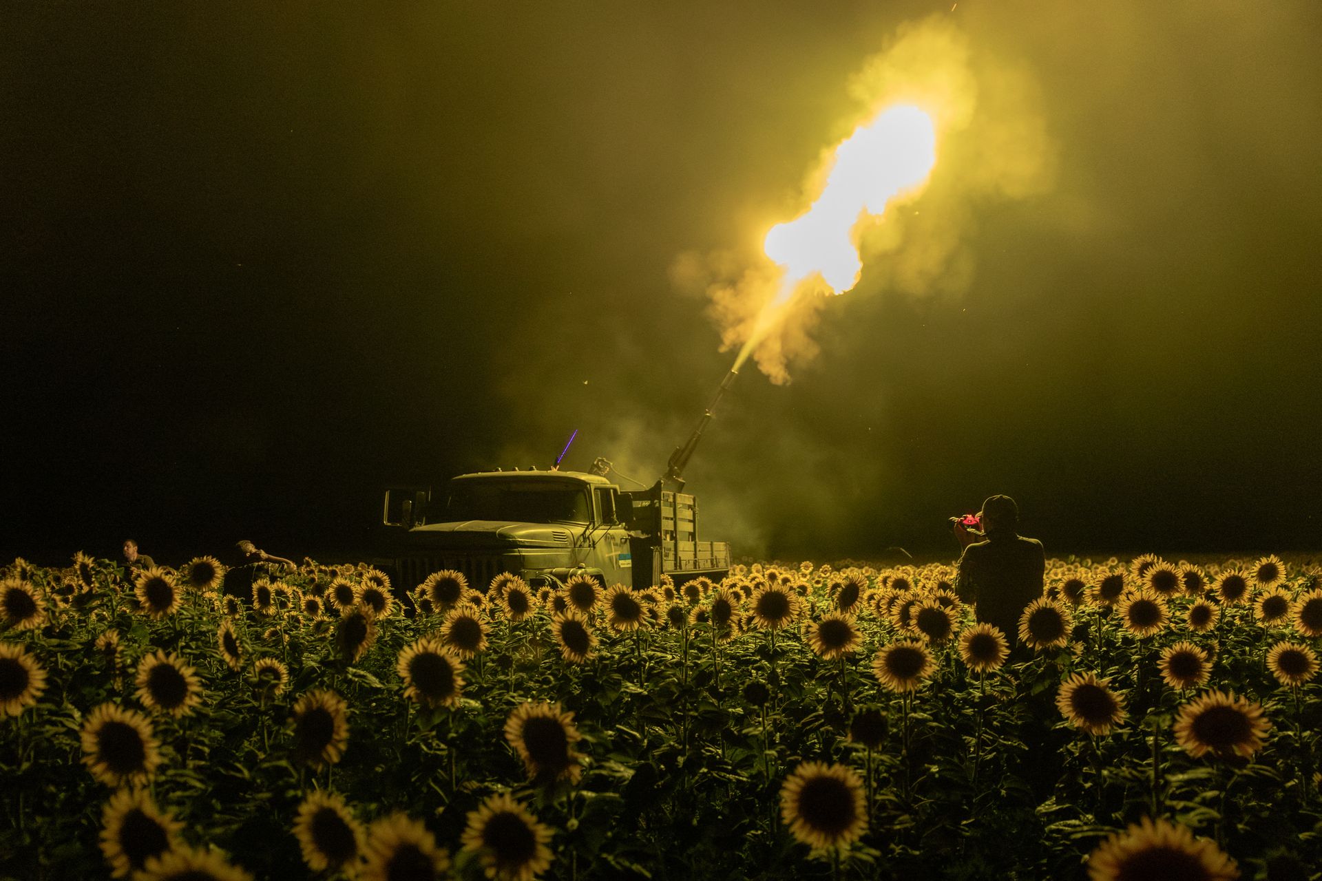 Українські військові 59-ї бригади з мобільного підрозділу ППО стріляють двохствольною зенітною установкою ЗУ-23 радянського виробництва по російському дрону з соняшникового поля під час повітряної атаки поблизу Павлограда, Дніпропетровська область, Україна, 19 липня 2025 року.