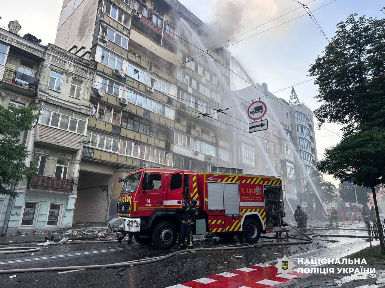 Пожежники гасять пожежу після масованої авіаудару по Києву 10 липня 2025 року