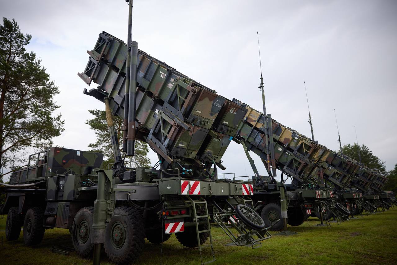 Пускові установки ЗРК Patriot на німецькій військовій базі в Саніці, Німеччина, 11 червня 2024 року.