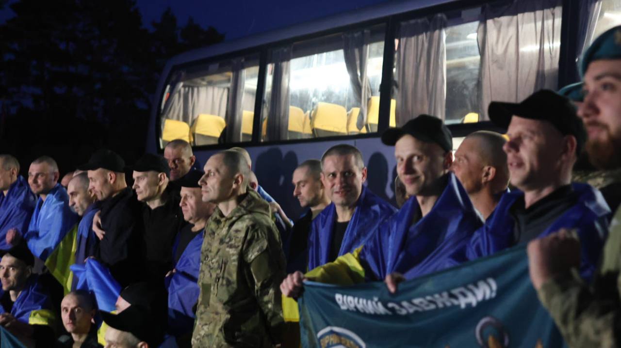 Українські захисники повертаються з полону
