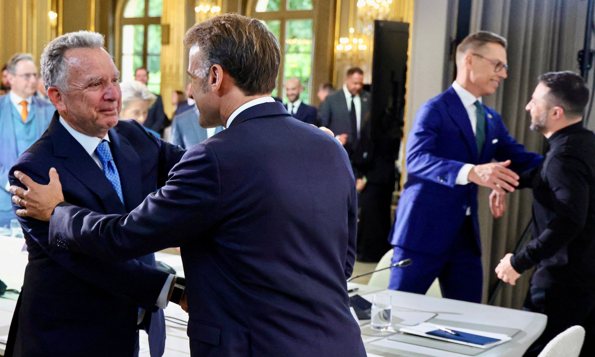 Спеціальний посланець США Стів Віткофф тисне руку Президенту Франції Еммануелю Макрону під час саміту Коаліції готових