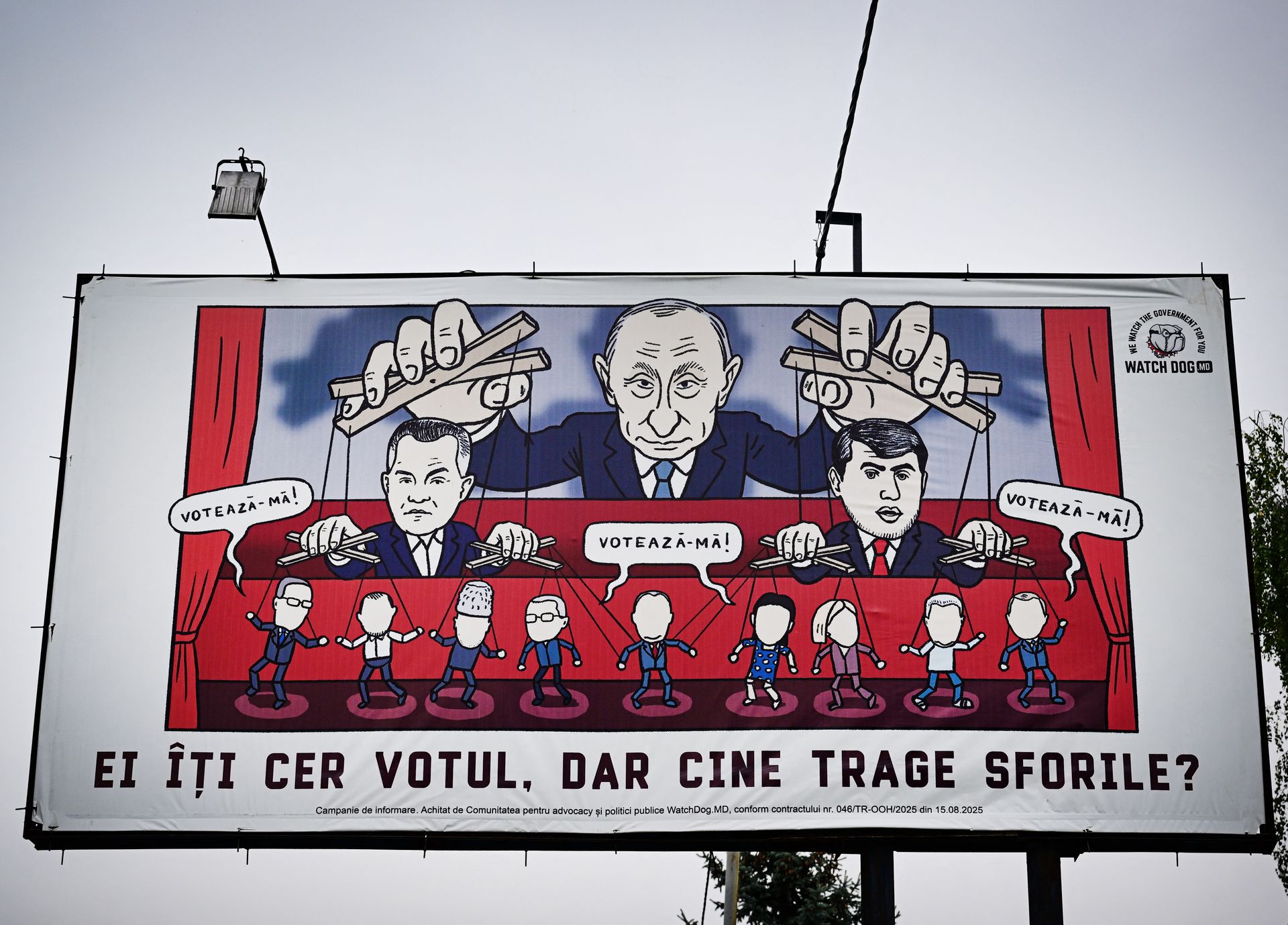 Карикатура на білборді, що зображує президента Росії Володимира Путіна, який керує втечею Ілана Шора (праворуч) і Володимира Плахотнюка (ліворуч) з підписом російською «Вони просять ваш голос» в Унгені, Молдова, 24 вересня 2025 року.