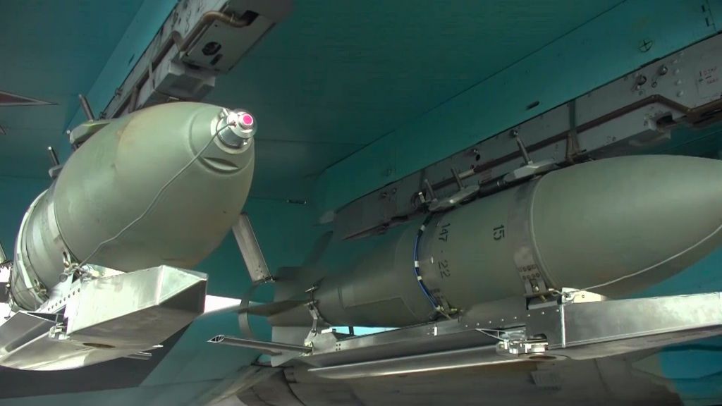 Російський бомбардувальник Су-34 і бомби ФАБ-500 з високоточним наведенням у невідомому місці, 18 березня 2024 року. (Міноборони Росії / Anadolu via Getty Images)