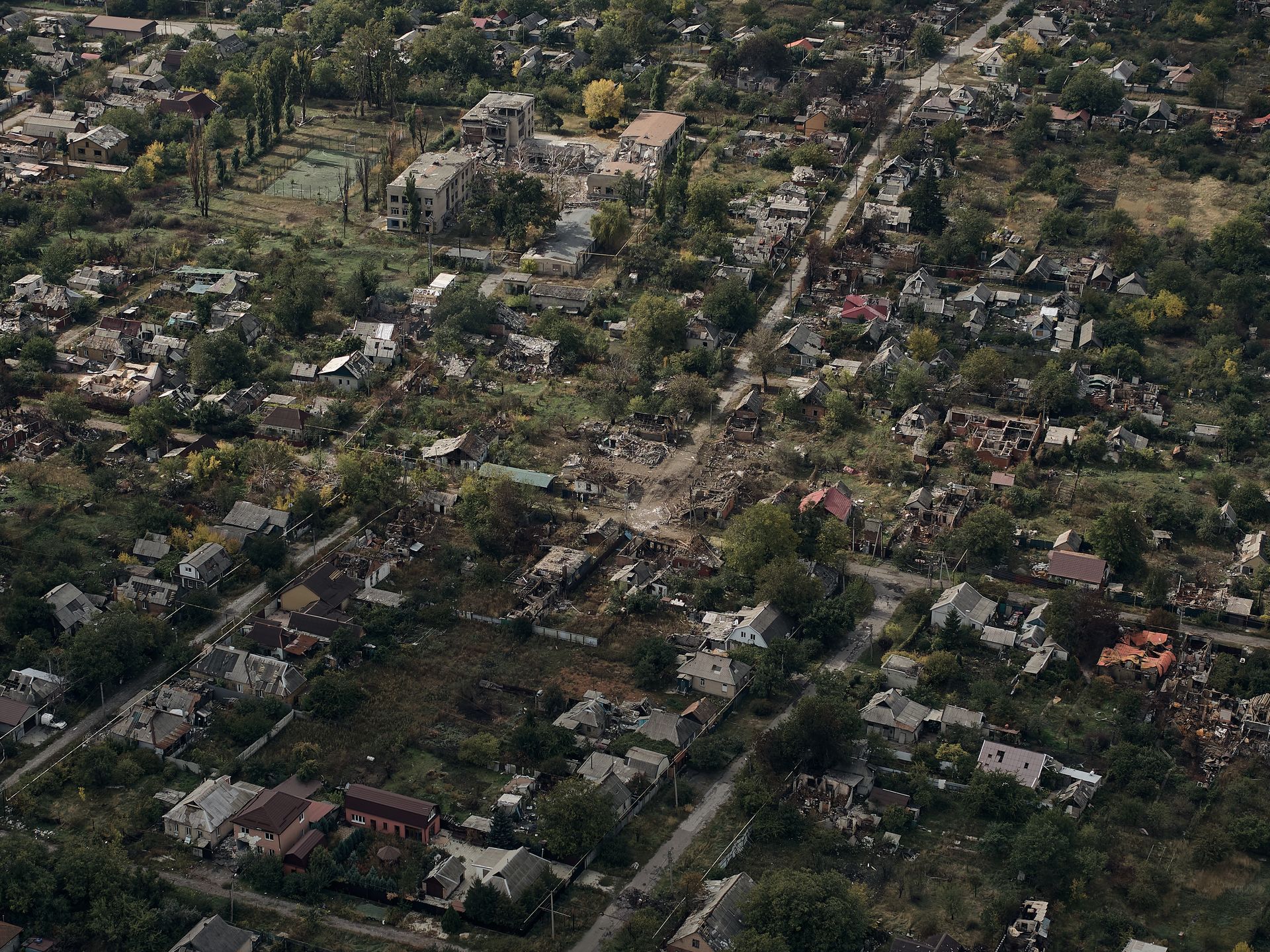 Фото: Аерозйомка зруйнованого Покровська, Україна, вкритого ранковим туманом після місяців інтенсивних боїв на околиці фронту, 7 жовтня 2025 року. (Фото: Костянтин Ліберов / Libkos / Getty Images)