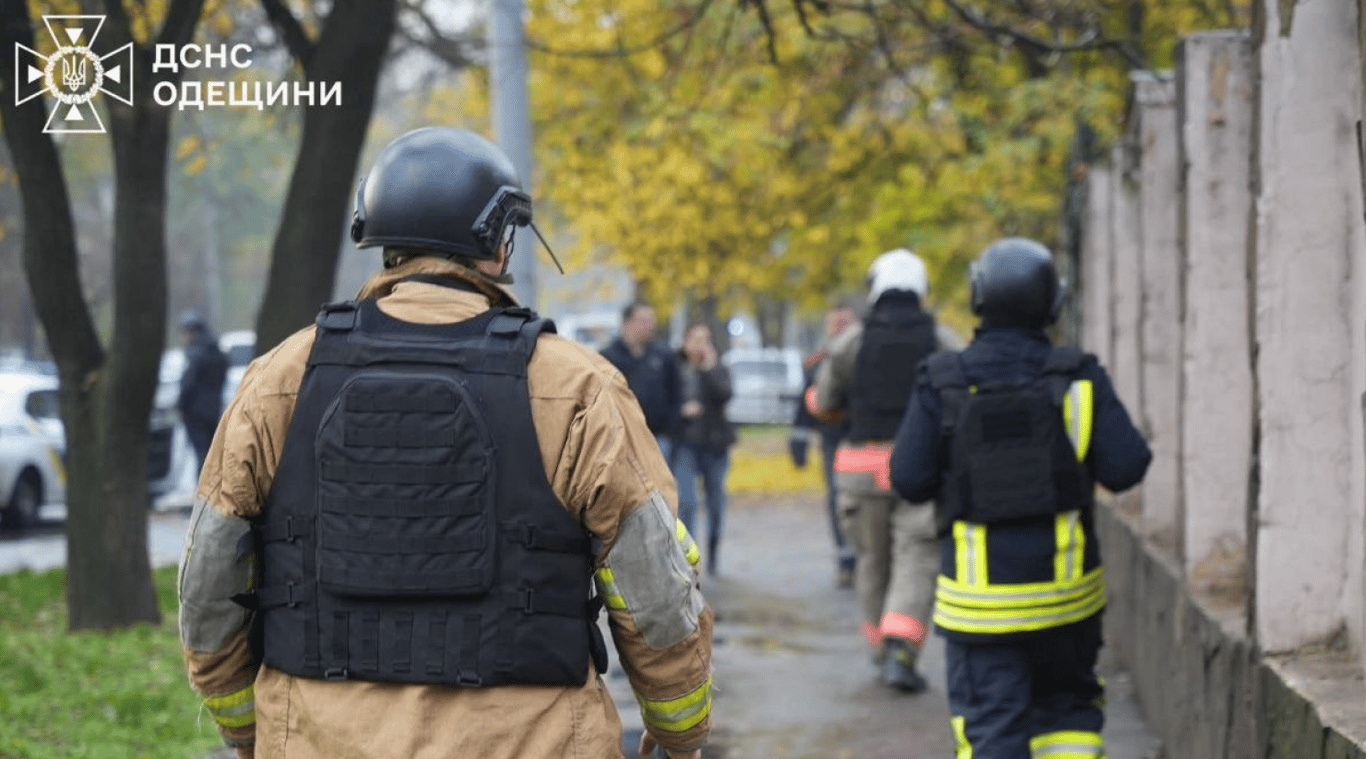 Рятувальники на місці атаки. Фото: ДСНС Одещини