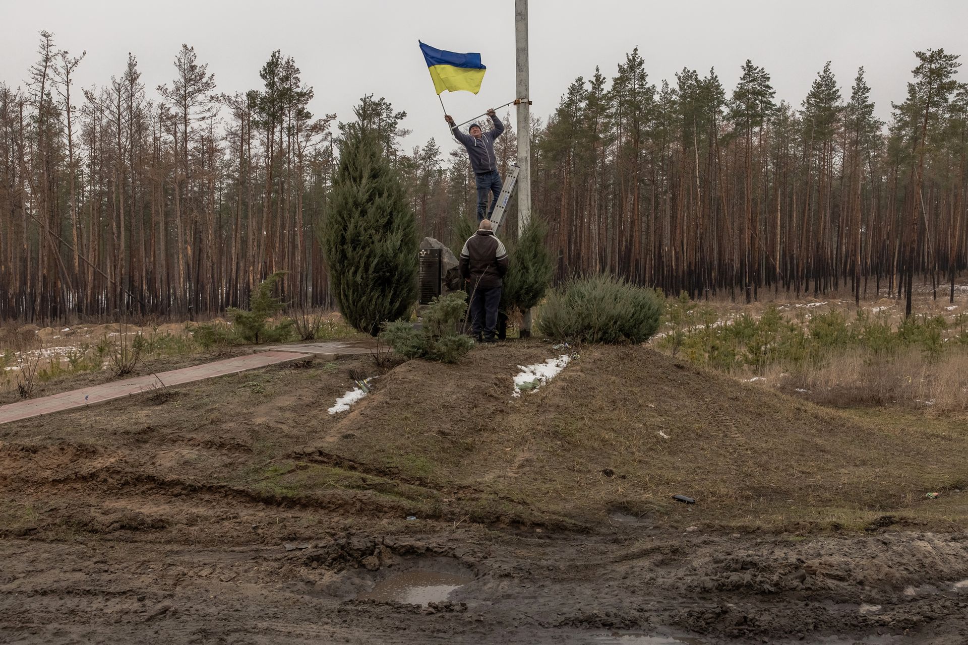 Встановлення українського прапора на меморіалі українським військовим у Краматорському районі, Донецька область, 19 січня 2024 року. (Роман Пилипей / AFP / Getty Images)
