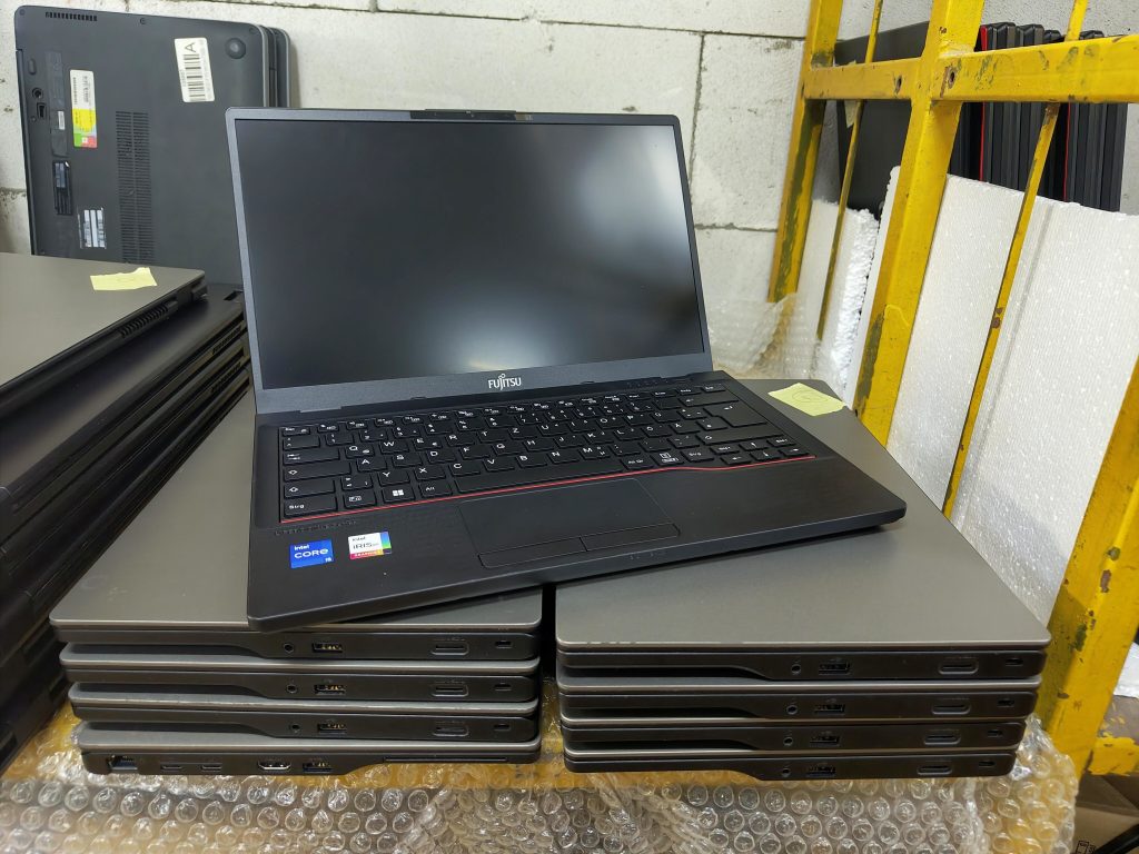 Ноутбук Fujitsu LifeBook E5412 Core i5 1235U / 16 GB RAM / 240 SSD