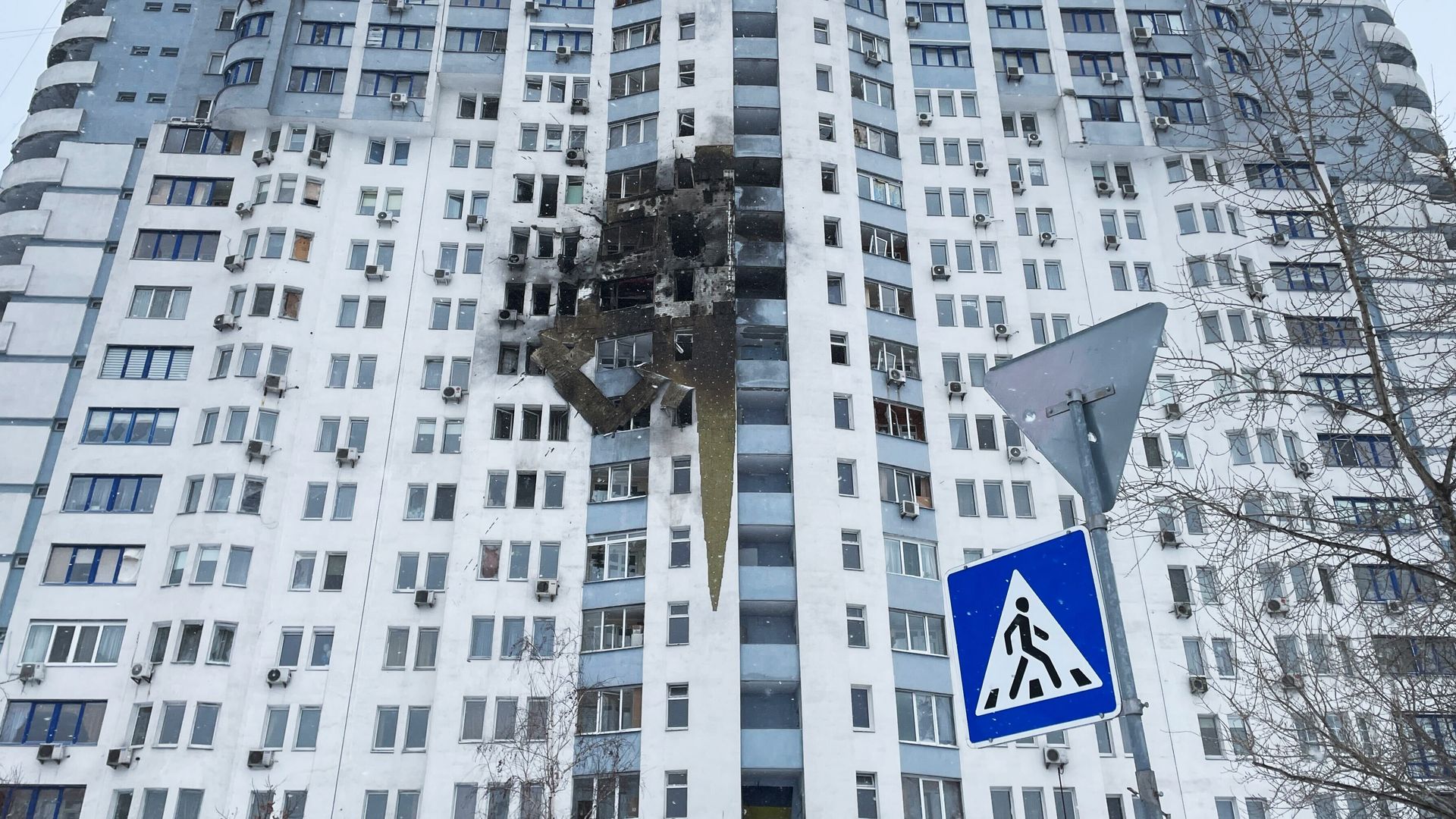 Пошкоджений житловий будинок після російського обстрілу у Києві, 9 січня 2026 року