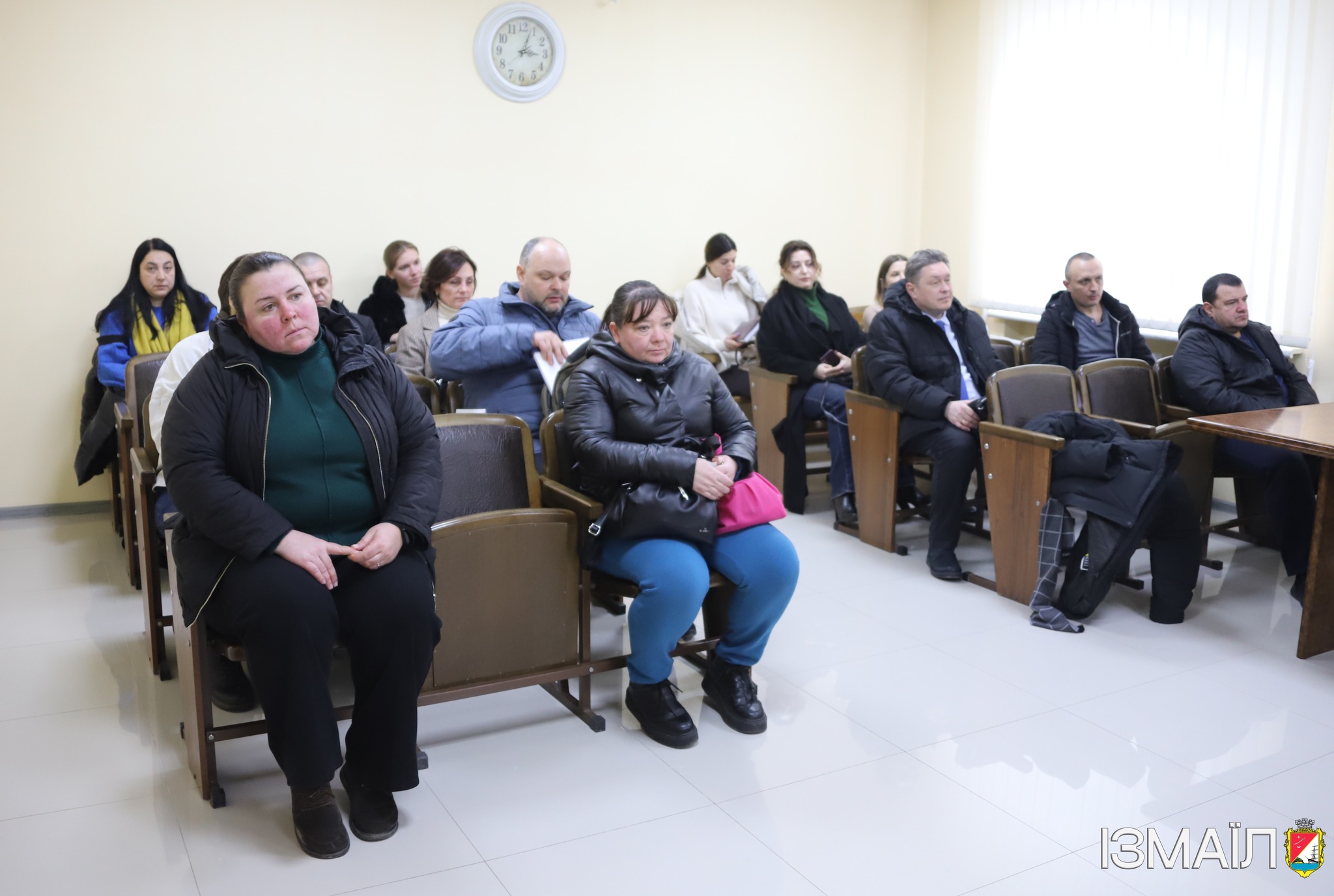Можливо, це зображення одного або кількох людей, лікарні та тексту