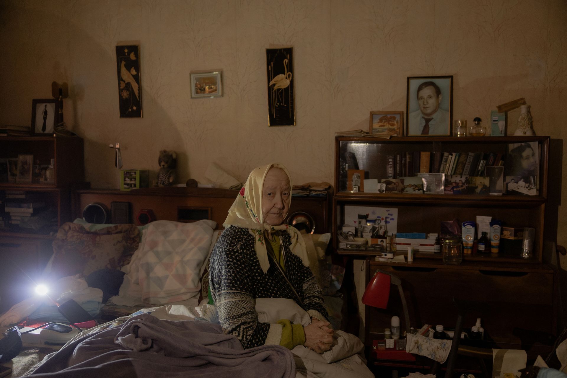 Есфір Рудмінська, 88-річна пенсіонерка, сидить у квартирі без світла та опалення в Києві (26 січня 2026 року)