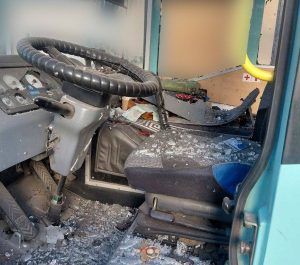 Загарбники обстріляли автобус у центрі Херсона: є поранені