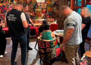 11 тисяч за статус інваліда: в Одесі спіймали співробітницю ТЦК