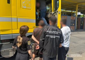 Затримали одеситку та іноземця за нелегальне переправлення військовозобов’язаних за кордон у причепі вантажівки