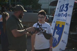 Бійці 123-ї бригади ТрО показали мешканцям Подільська роботу дронів