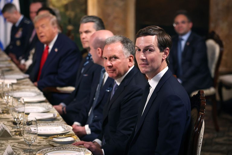 Зеленський проводить переговори з командою Трампа на тлі застою у мирних переговорах між Україною та Росією