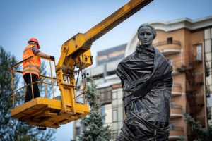 Характер загроз змінився — Київ демонтує захисні споруди з міських пам’яток