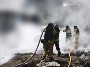 Російський обстріл підприємства з переробки продуктів у Дніпропетровській області забрав життя 3 людей та поранив 28, серед яких 2-річна дівчинка