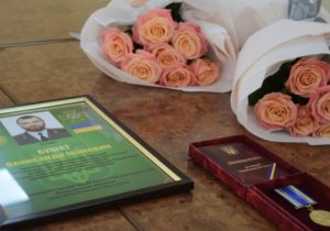 В Одеській області родині загиблого солдата Олександра Бушати вручили його посмертну нагороду