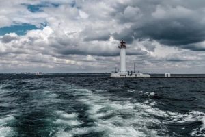 Попередження про небезпечну погоду в Одесі: гроза, сильний вітер та град