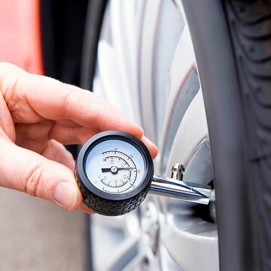 вимірювання тиску у колесах авто