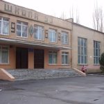 Учителька, що випала з вікна школи, сама почала його прибирати