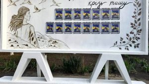 В Одеській області встановили меморіальну дошку «Чекаємо в тиші»