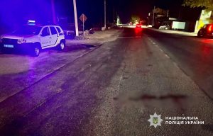 В Одеській області авто наїхало на пенсіонерку, яка переходила дорогу на червоний сигнал