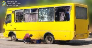 Після обстрілу автобуса в області загарбники влучили в маршрутку в Херсоні