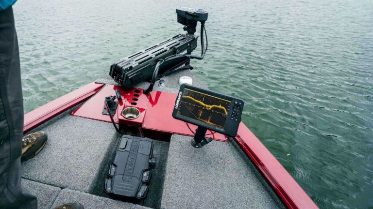 Эхолот Lowrance на рыболовной лодке