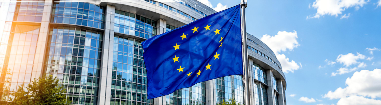 Флаг ЕС на фоне здания Европарламента