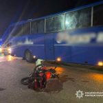 В Одеській області мопед з підлітками зіткнувся з пасажирським автобусом, 16-річного хлопця доставили до лікарні