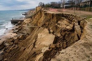 Ризик обвалів схилів на одеських пляжах через небезпечні тріщини