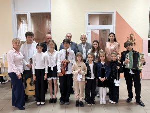 Музика, яка зближує: учні Подільської музичної школи відвідали підопічних ЄЦНСП