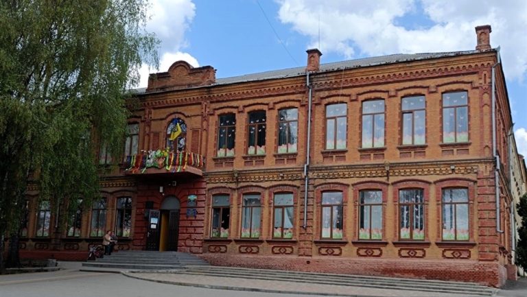 Підозрювані у справах НАБУ взяли участь у відновленні ліцею в Одеській області