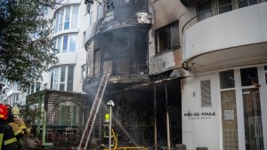 Пожежа в Одесі: вогонь із кафе охопив балкони на чотирьох поверхах