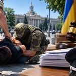 У Миколаєві суд змусив поліцію порушити справу щодо чоловіка, побитого працівниками ТЦ