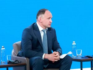 Співробітники топ-помічника Зеленського отримали нерухомість вартістю мільйон доларів у суперечливих проектах