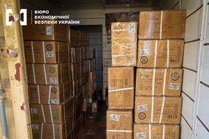 Правоохоронці розкрили великий канал підробки брендових товарів, які шахраї збували на одеському Сьомому кілометрі